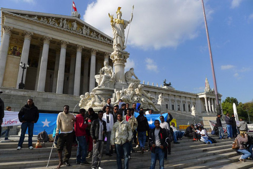 Somalische Flüchtlinge demonstrieren vor dem Parlament, 10/12