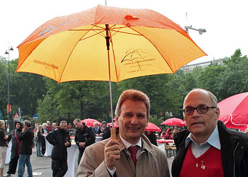 Erich Foglar, Günter Oris unterstützen den European Umbrella March