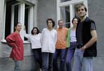 Das Team der asylkoordination im Hof des Büros in der Laudongasse