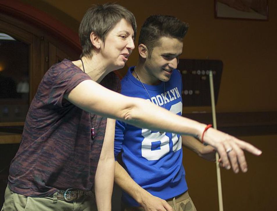 Patin und junger Mann beim Billard