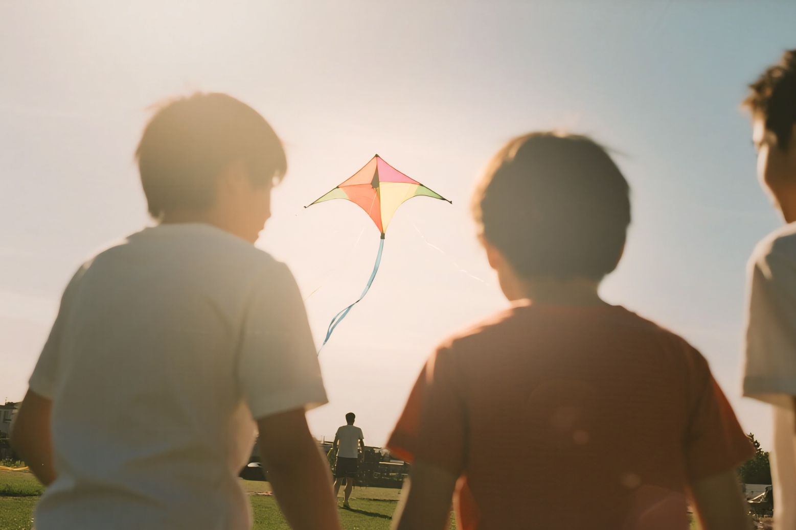 Buben mit Papiedrachen