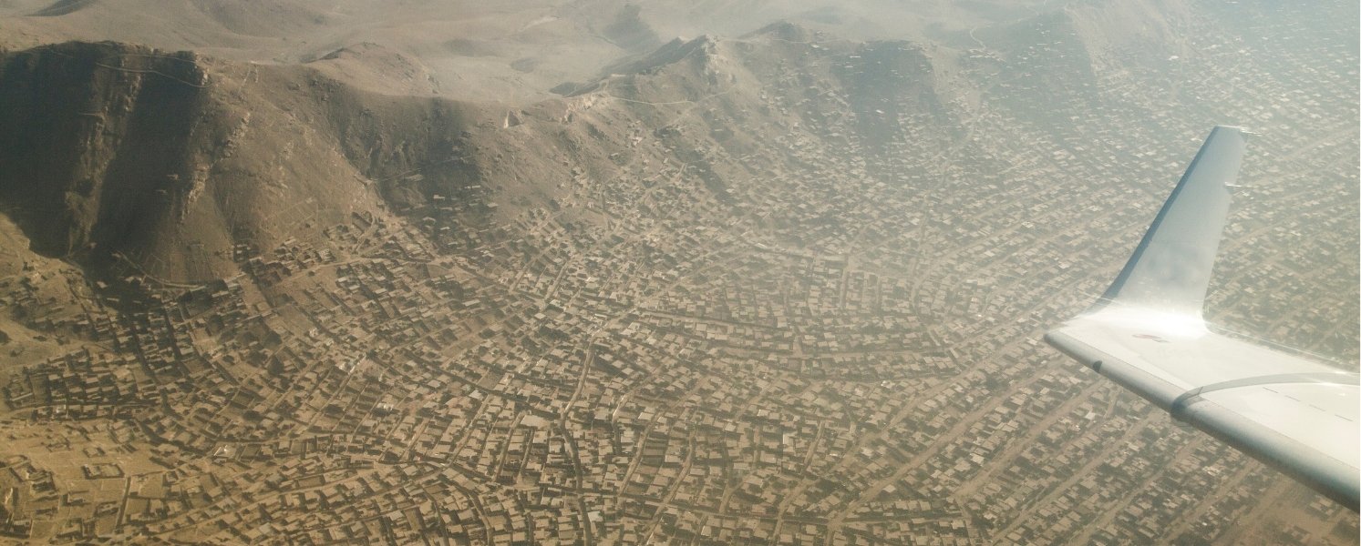Flugzeug im Landeanflug über Kabul.