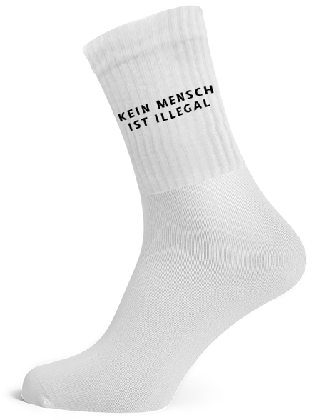Weiße Tennissocken mit Schriftzug "Kein Mensch ist illegal", ohne Streifen.
