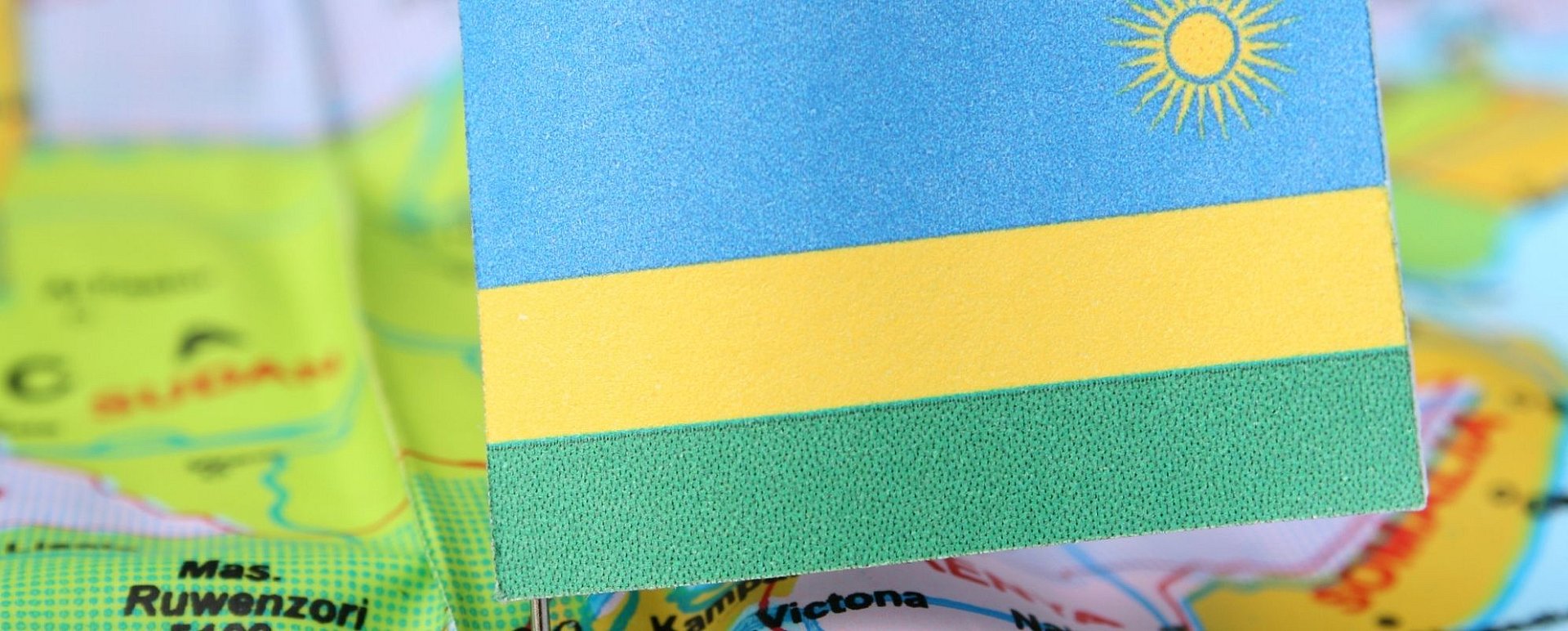 Pin mit Papierflagge von Ruanda auf einer Landkarte.