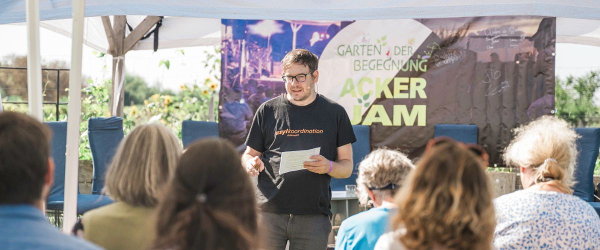 Lukas Gahleitner-Gertz bei seinem Impulsvortrag im Garten der Begegnung. Foto: Louai Abdul Fattah